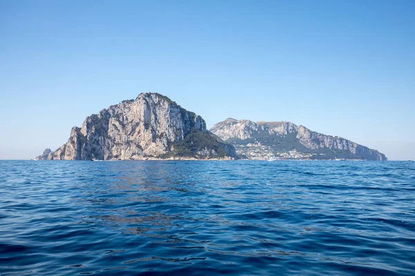 Capri Adası bir çok güzel, bereketli ve olağanüstü İtalya onun yüksek rocks için ünlü konumdadır.