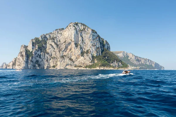 La isla de Capri es un lugar muy pintoresco, exuberante y extraordinario en Italia famoso por sus altas rocas . — Foto de Stock