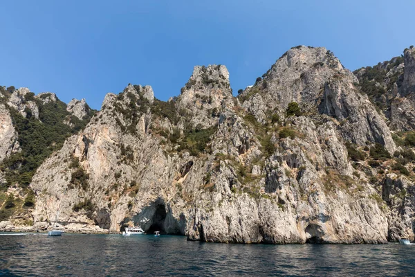 Båtar med turister nära Grotta Bianca och Grotta Meravigliosa, Capri, Italien — Stockfoto