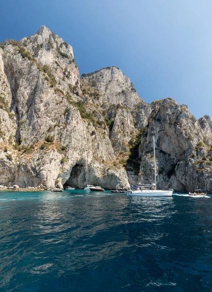 Barcos con turistas cerca de Grotta Bianca y Grotta Meravigliosa, Capri, Italia — Foto de Stock