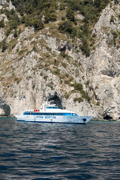 Boats with tourists near Grotta Bianca and Grotta Meravigliosa, Capri, Italy — Stock Photo, Image