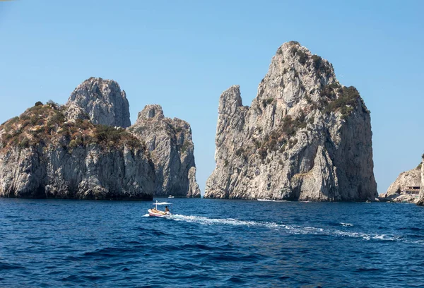 Vista dalla barca sulle rocce dei Faraglioni sull'isola di Capri . — Foto Stock