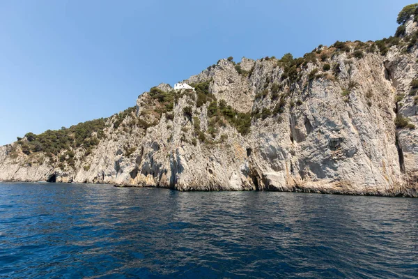 Vista desde el barco en la costa del acantilado de la isla de Capri, Italia —  Fotos de Stock