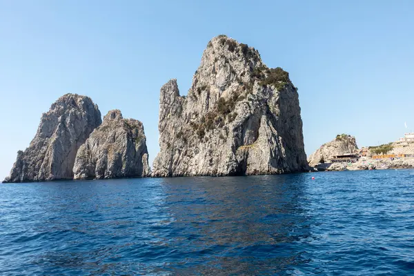 Capri Adası, İtalya Faraglioni buzlu tekneden görüntülemek. 