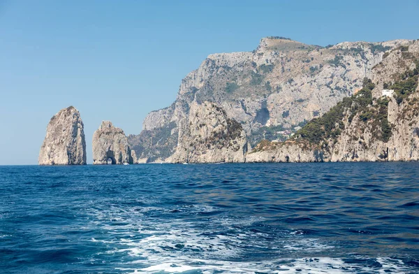 Vista desde el barco en la costa del acantilado de la isla de Capri. Italia — Foto de Stock