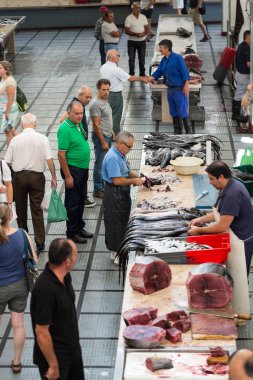 Balık satıcıları Mercado dos Lavradores, ünlü balık ve deniz ürünleri pazarı Funchal, Madeira Adası başkenti