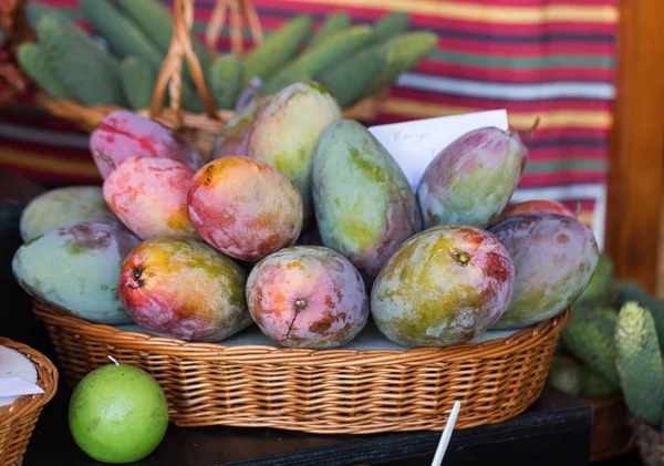 Verse exotische vruchten in Mercado Dos Lavradores. Funchal, Madeira, Portugal — Stockfoto