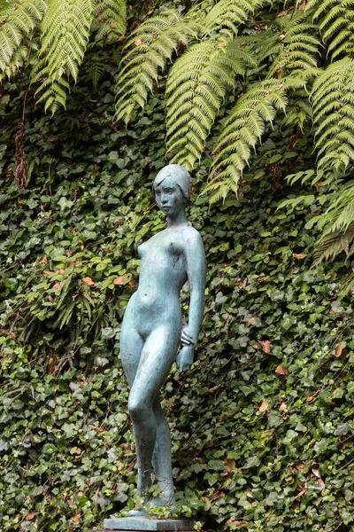 Standbeeld van de vrouw in de botanische tuin Monte van Funchal, Madeira. Portugal. — Stockfoto