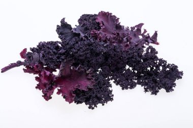 Beyaz arka plan üzerinde izole taze mor kıvırcık lahana lahana