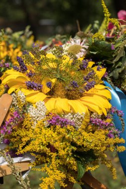 el yapımı güzel buketler çiçek ve otlar