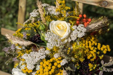 el yapımı güzel buketler çiçek ve otlar