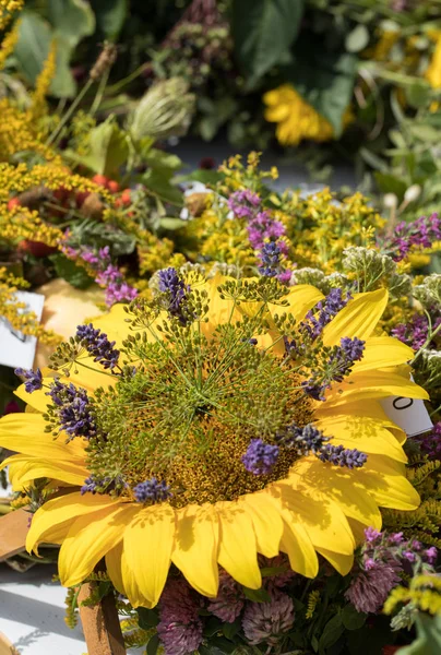 花とハーブの手作りの美しい花束 — ストック写真