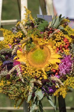 el yapımı güzel buketler çiçek ve otlar