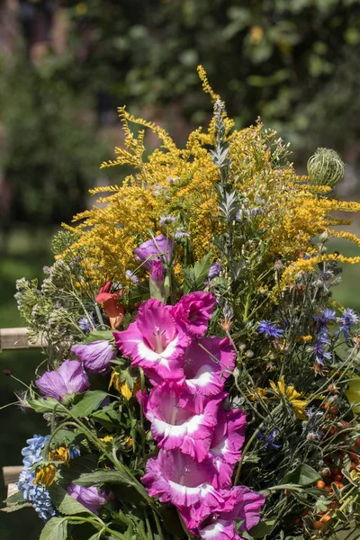 el yapımı güzel buketler çiçek ve otlar