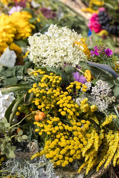 el yapımı güzel buketler çiçek ve otlar