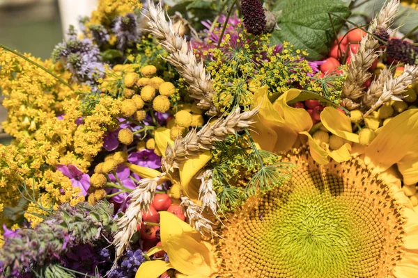 el yapımı güzel buketler çiçek ve otlar