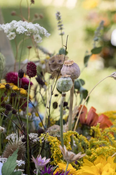 Beaux bouquets faits à la main de fleurs et d'herbes — Photo