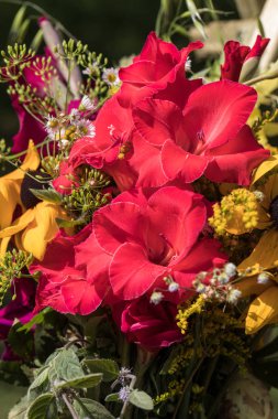 el yapımı güzel buketler çiçek ve otlar