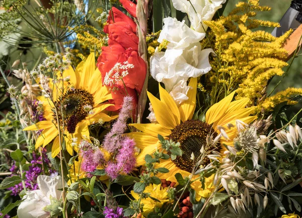 el yapımı güzel buketler çiçek ve otlar