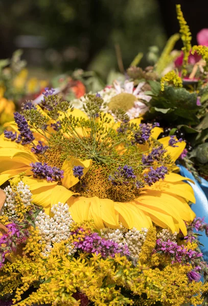 el yapımı güzel buketler çiçek ve otlar