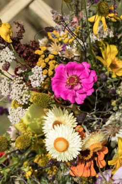 el yapımı güzel buketler çiçek ve otlar