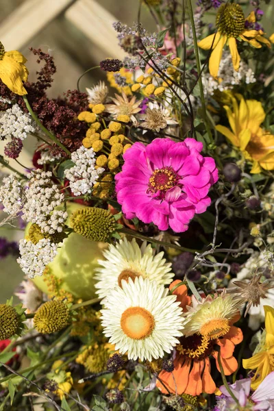 el yapımı güzel buketler çiçek ve otlar