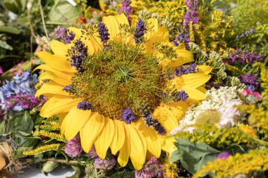 el yapımı güzel buketler çiçek ve otlar