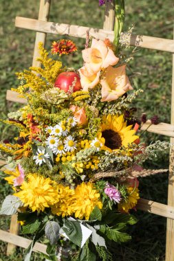 el yapımı güzel buketler çiçek ve otlar