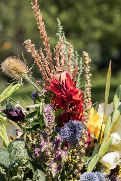 el yapımı güzel buketler çiçek ve otlar