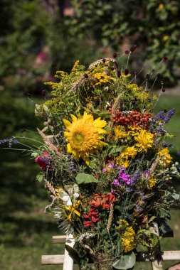 el yapımı güzel buketler çiçek ve otlar