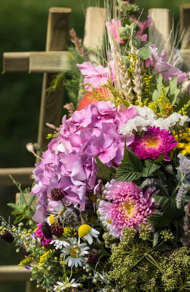 Beaux bouquets faits à la main de fleurs et d'herbes — Photo