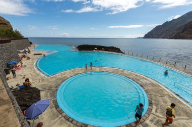 İnsanlar tarafından Yüzme Havuzu Porto da Cruz Medeira üzerinde bekletin. Portekiz