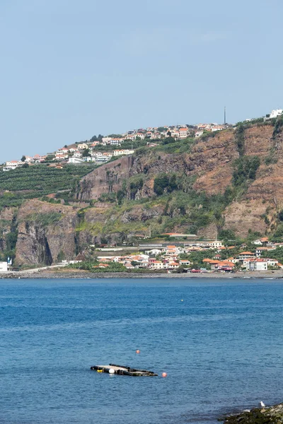 Vew do litoral da Ribeira Brava na Ilha da Madeira. Portugal — Fotografia de Stock
