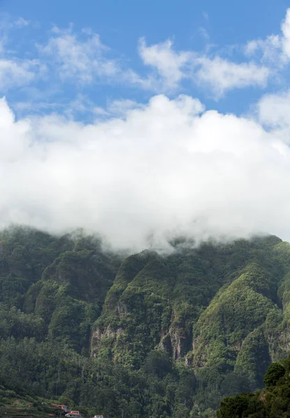 Obec a terasa pěstování v okolí Sao Vicente. Severní pobřeží ostrova Madeira, Portugalsko — Stock fotografie