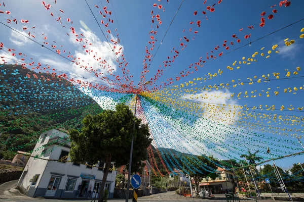 Гирлянды, уличные украшения на Винном фестивале Мадейры в Понта-Дельгада, Мадейра, Португалия . — стоковое фото