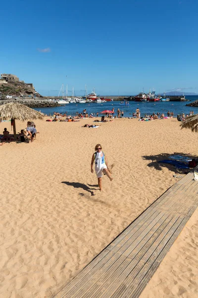 İnsanlar güneşli bir günde Machico plajda dinleniyor. Madeira Adası, Portuga