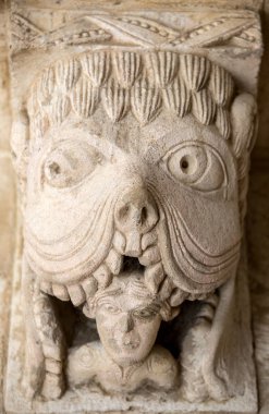 Canavar veya Tarasque yiyip bitiren bir günahkar c12th Romanesk oyma Cloisters Montmajour Abbey Arles Provence Fransa 