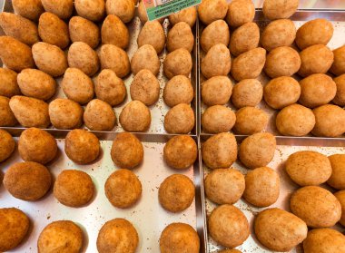 Kızarmış Sicilya arancina mozzarella ve yahni dolgulu pirinç ile yapılan Sicilya geleneksel bir yemek tarifi 