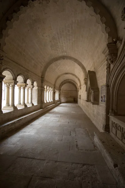 Claustros na Abadia de São Pedro, em Montmajour, perto de Arles, França — Fotografia de Stock