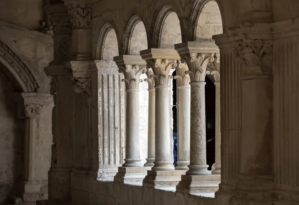 Kloostergangen in de abdij van St. Peter in Montmajour in de buurt van Arles, Frankrijk — Stockfoto