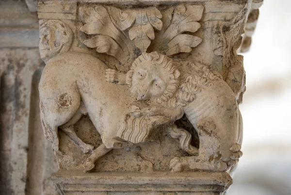Strijd tussen Leeuw en Stier (c12th) Romaanse Carving Cloisters Montmajour abdij in de buurt van Arles Provence Frankrijk — Stockfoto