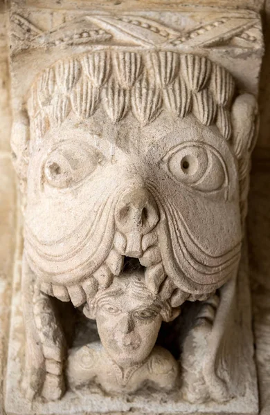 Monster of Romaanse Carving Tarasque verslinden een zondaar c12th in de abdij van Montmajour van kloosters in de buurt van Arles Provence Frankrijk — Stockfoto