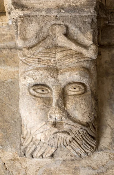 Romaanse Carving van een vreemd hoofd of gezicht (c12th) kapitaal in de kloosters van de abdij van de Montmajour in de buurt van Arles Provence Frankrijk — Stockfoto
