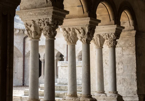 Romansk huvudstäder på kolumnerna i klostret av den Abbey av Montmajour nära Arles, Frankrike — Stockfoto