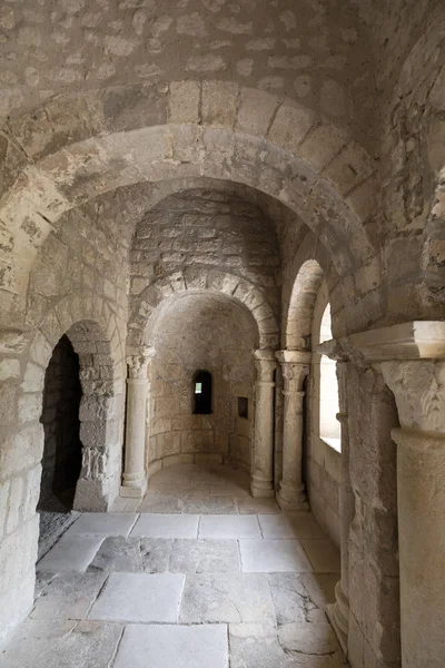 Romanska kapellet St. Peter i Montmajour Abbey nära Arles, Frankrike — Stockfoto