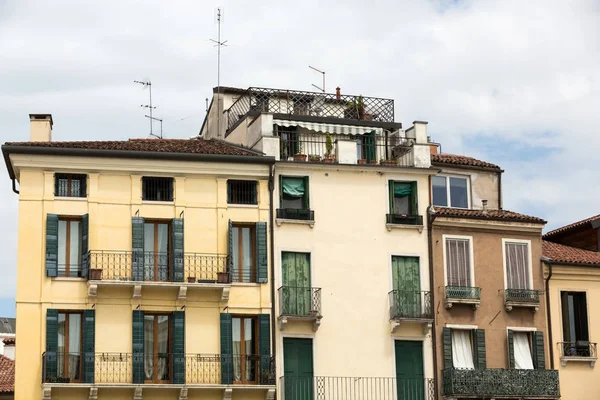 Фасады домов в историческом центре Падуи. Италия — стоковое фото