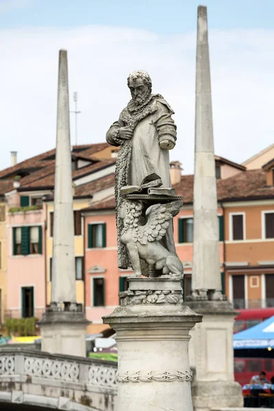 Sochy na náměstí Prato della Valle, Padova, Itálie. — Stock fotografie