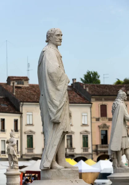 Statuen auf der Piazza prato della Valle, Padua, Italien. — Stockfoto