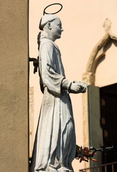 Een van de vele standbeelden van St. Anthony in Padua. Italië — Stockfoto