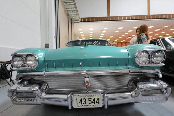 Oldsmobile Super 88 se muestra en MOTO SHOW en Cracovia Polonia. Los expositores presentan los aspectos más interesantes de la industria automotriz — Foto de Stock